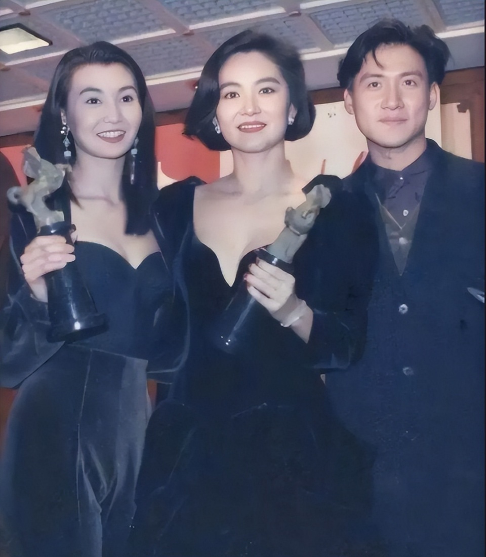 林青霞究竟算不算80年代第一美女看看她和巩俐的合照就有答案了