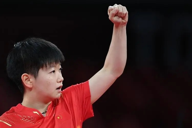 第一局,孙颖莎进入状态很快,正,反手爆冲迅速把琳达打到中远台的位置.