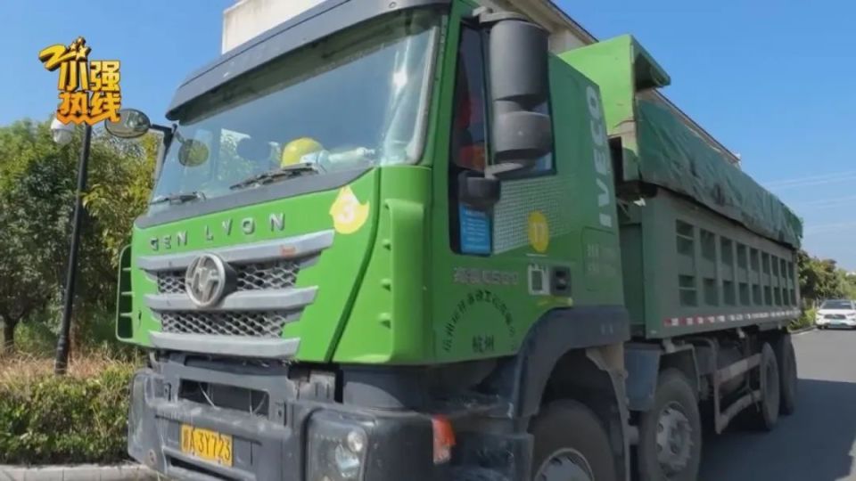 货车因在高速漏油被扣车，罚款11万才能开走