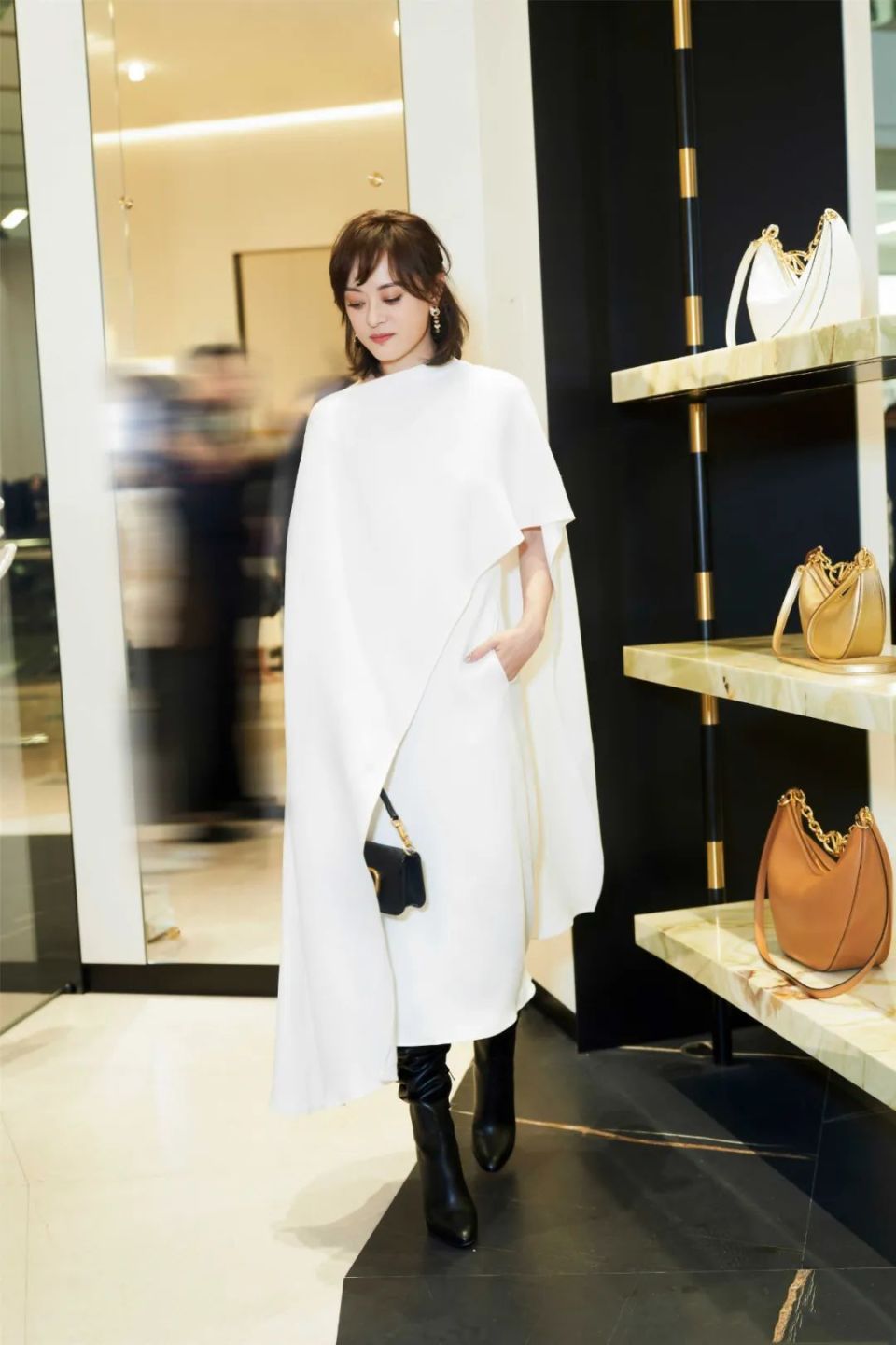 孙俪长发造型惊艳亮相,吊带裙尽显优雅气质,美回颜值巅峰