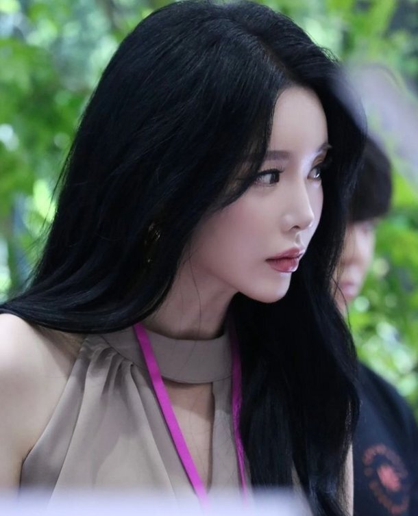 感谢粉丝支持,洪真英用心宣传,华丽外貌令人印象深刻