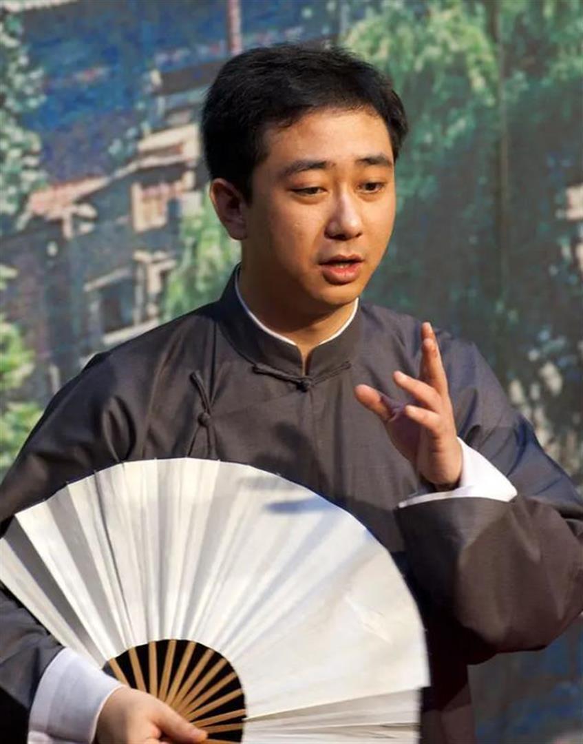 王自健却带着自己的相声团体