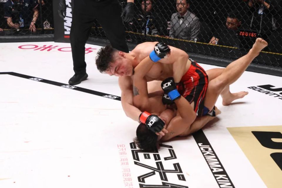 重铸荣光 | "边疆狼"库尔班江夺回次中量级统治地位_腾讯新闻