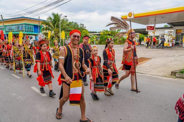 古晋旅行实拍达雅人丰收节部落美女跳起犀鸟舞以示庆贺