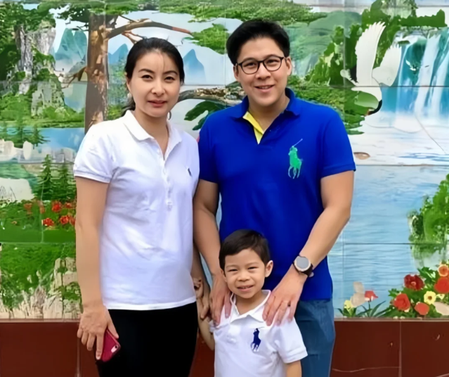 郭晶晶伦敦被偶遇,身材穿搭被吐槽像老太,公公霍震霆满脸欣赏
