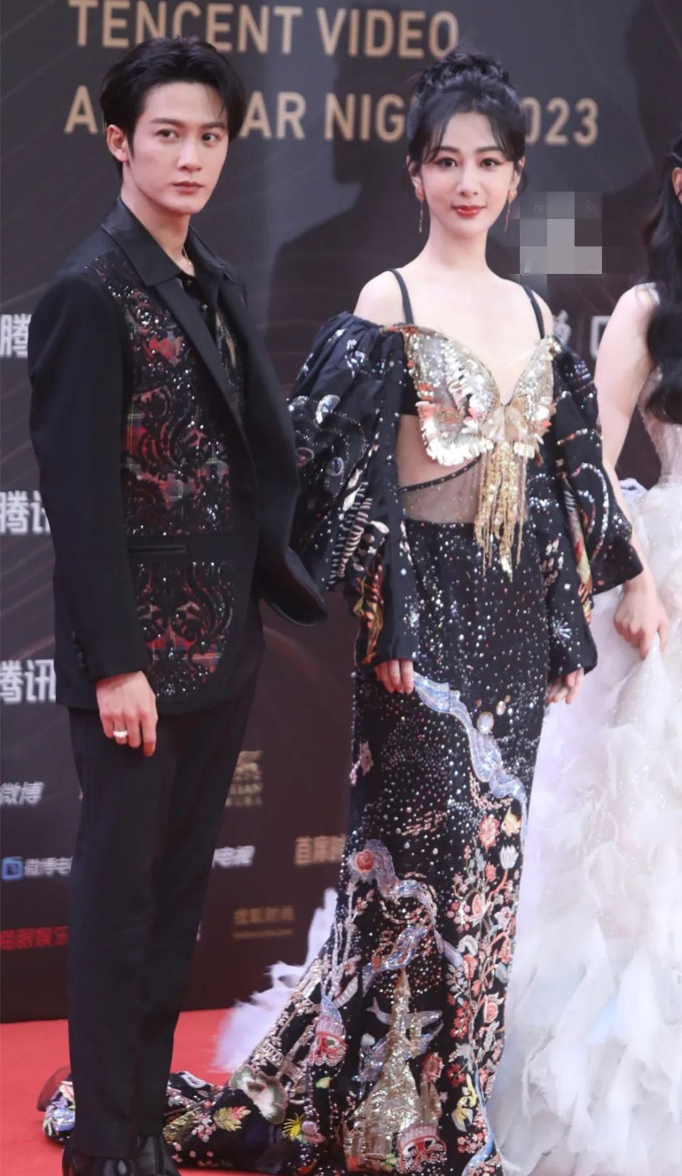 星光大赏红毯:杨紫端庄大气,热巴美神降临,倪妮好欲好性感