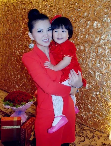 李湘48岁庆生照曝光5克拉宝石钻戒抢镜与王诗龄同框似姐妹