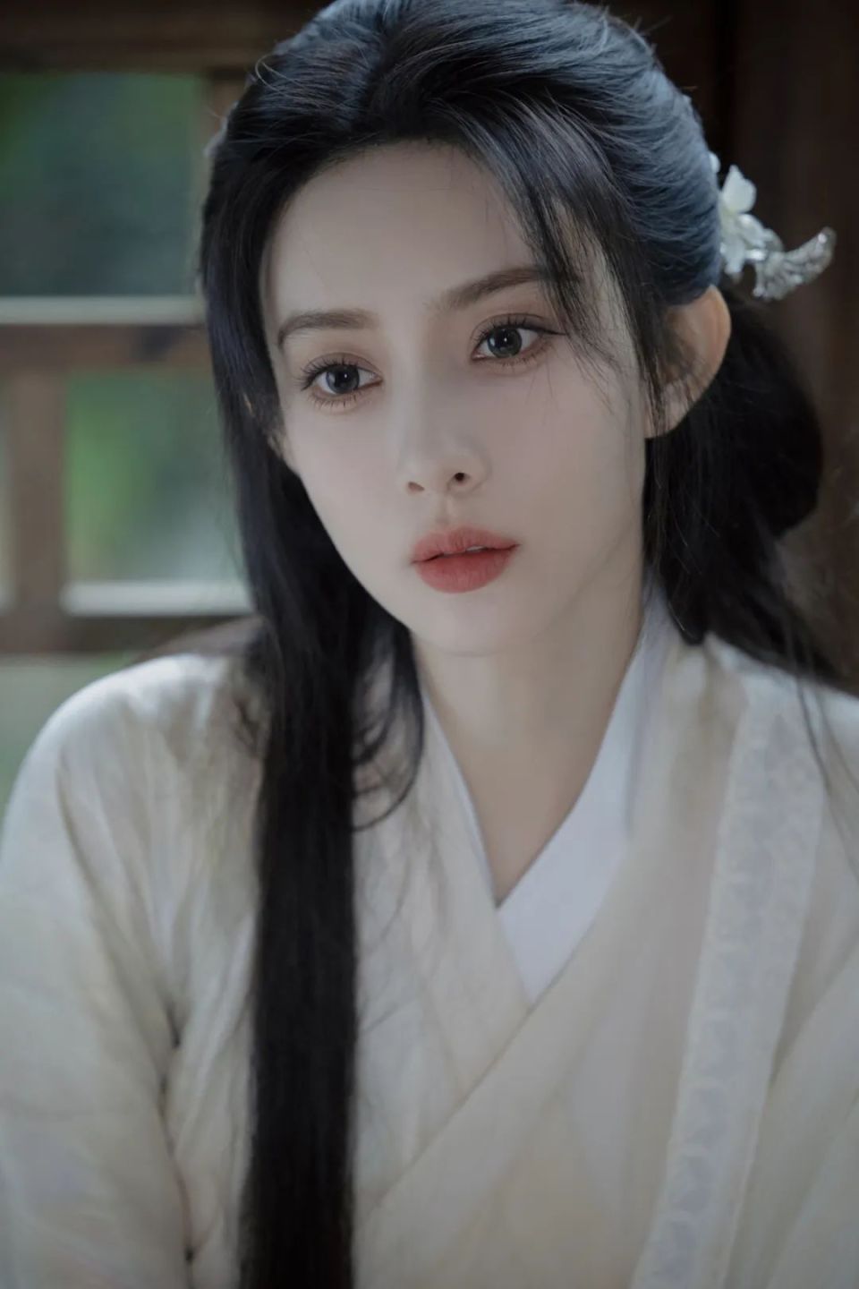 孟子义元宵节惊艳亮相,清冷白花妆配古装,仙气十足引热议!