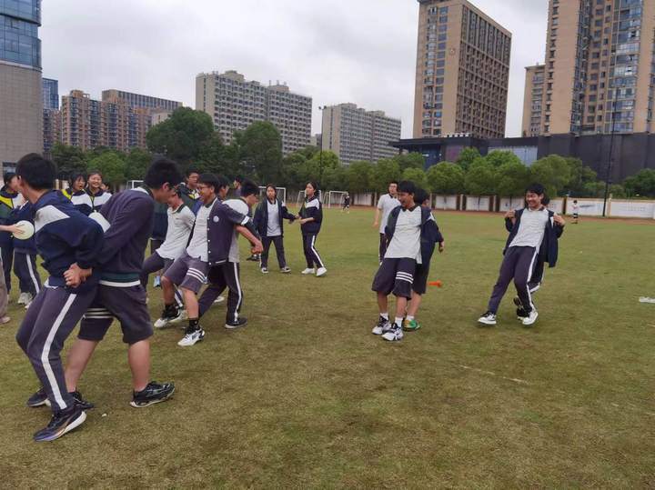 纸飞机将承载着九年级学子的梦想,飞向代表胜利的梦想台!