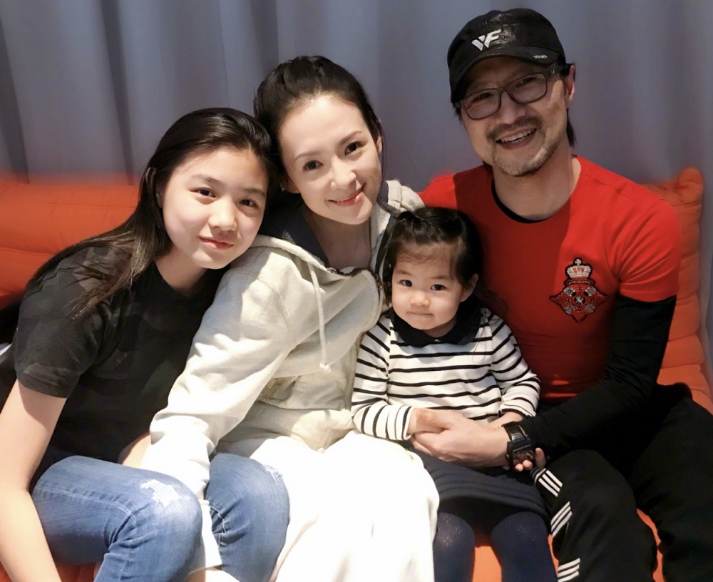 汪峰二女儿罕见曝光和爸爸逛商场眉清目秀3个女儿3个妈曾引热议