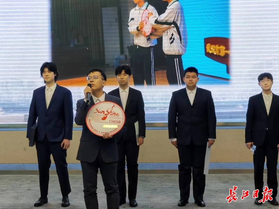 长江日报大武汉客户端2月1日讯(记者刘嘉 通讯员宋骥)"学长,再唱一首!