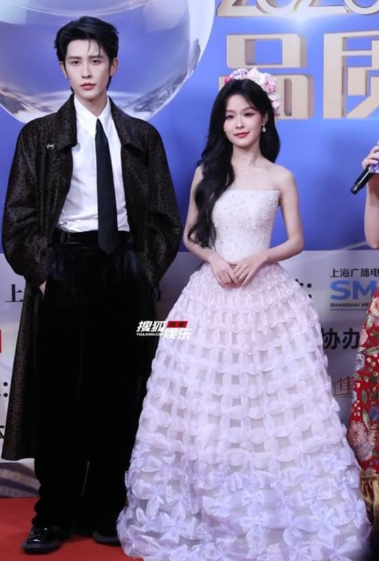 短劇品質盛典：洪欣身材傲人，余茵好美，向佐用腳踢主持人 - 