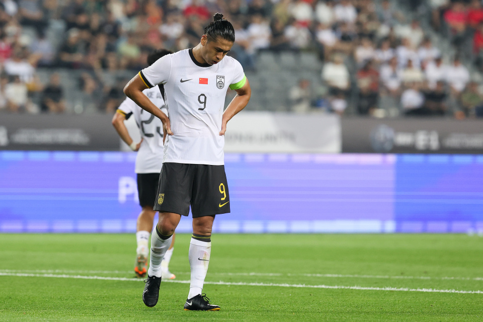 东亚杯：国足0-3韩国，交手已6连败！全场0射正，朱辰杰失误双响