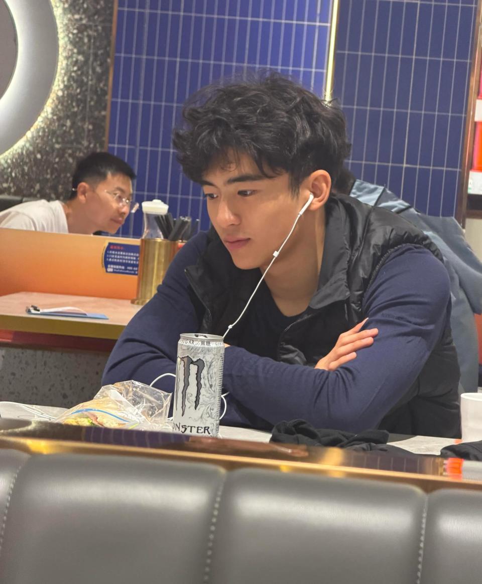 谢霆锋大儿子在深圳滑雪被偶遇，18岁Lucas太像爸爸，笑起来好温柔_腾讯新闻