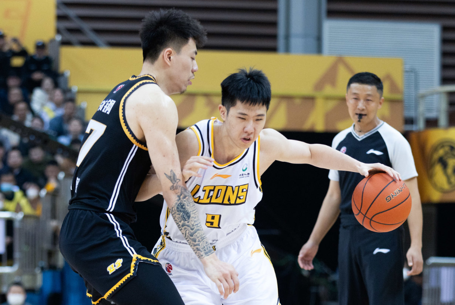 广厦男篮力克辽宁,拿到半决赛赛点,孙铭徽33 6,弗格22分_腾讯新闻