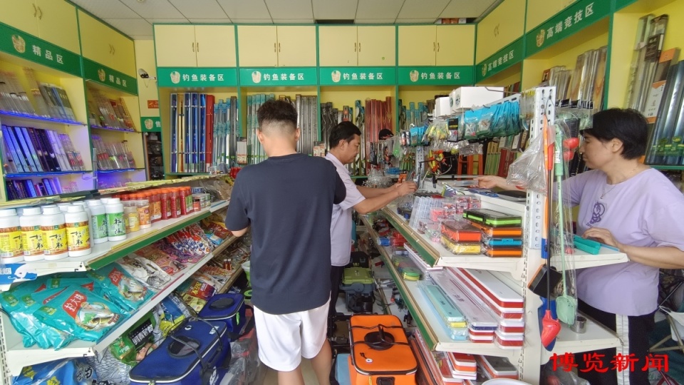 钓鱼是个花钱的爱好,我们店铺中所售的鱼竿售价在一百元至两千元.