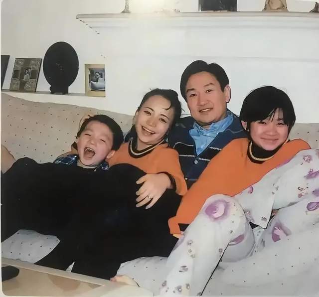 宋丹丹现身阿那亚戏剧节,第三任丈夫陪同,巴图带着老婆儿子随行