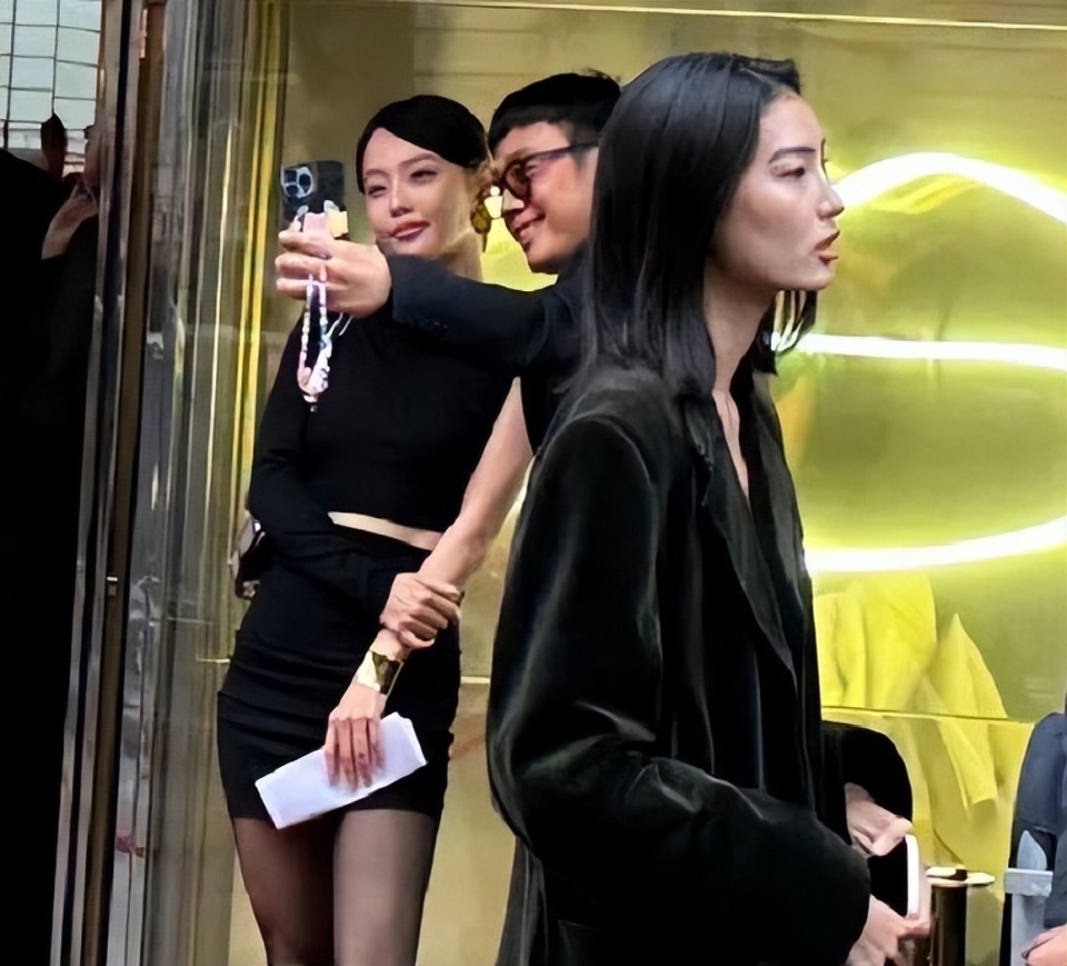 与张嘉倪大摇大摆在表演区外围打卡拍照不同,杨颖还似乎自知心虚,非常