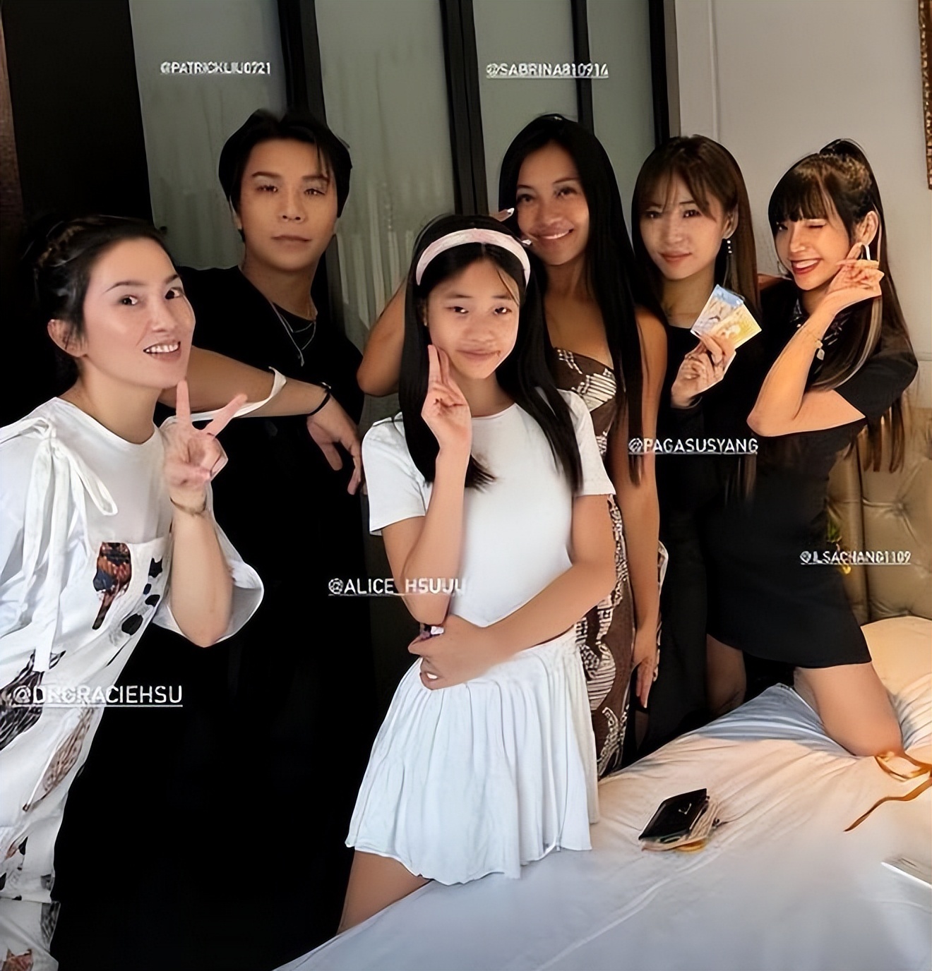 小S的第3個女兒發自拍照，14歲就很漂亮，外形完成驚艷蛻變 - 