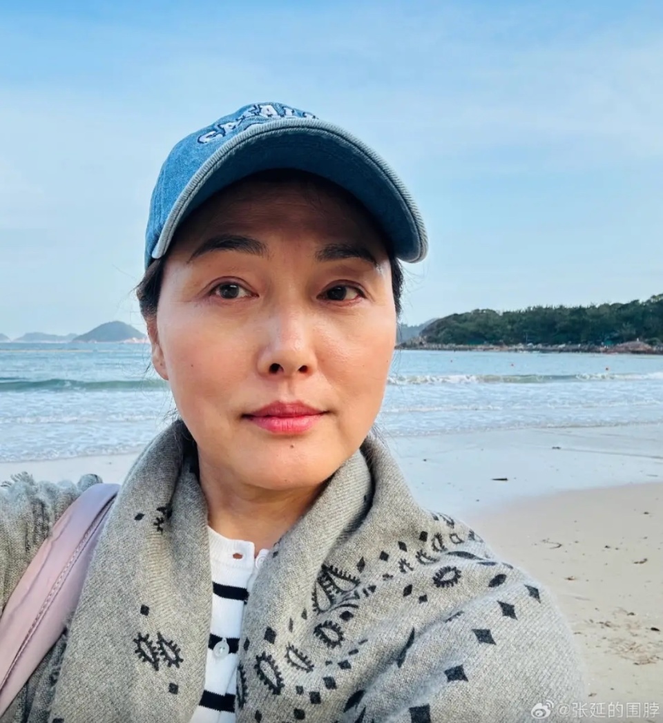 56岁张延离婚后复出拍戏，飒爽穿搭利落松弛