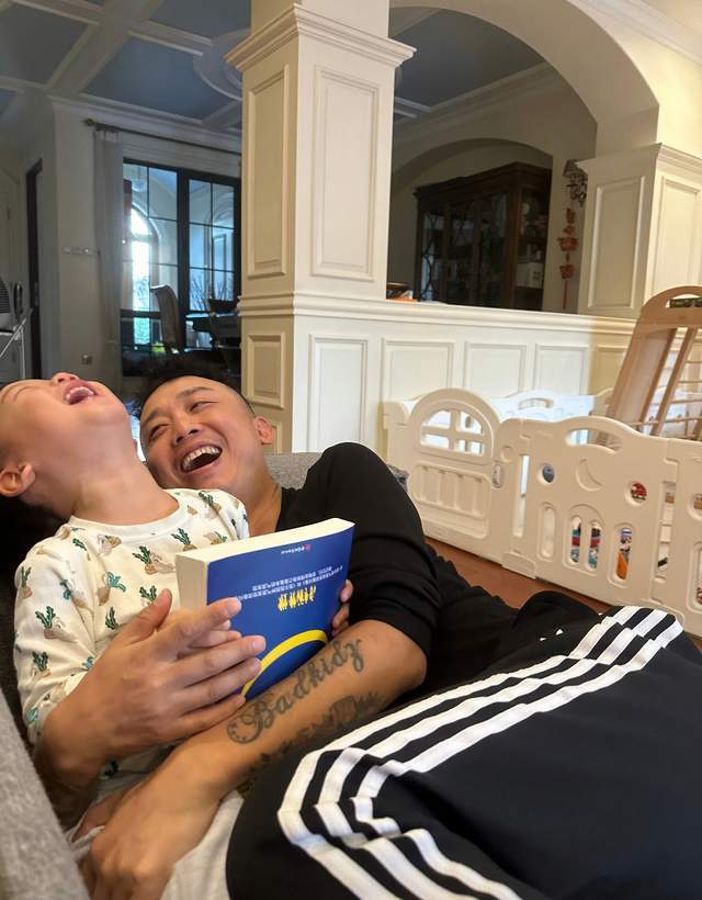 gai的儿子都这么大了,越长越像妈!