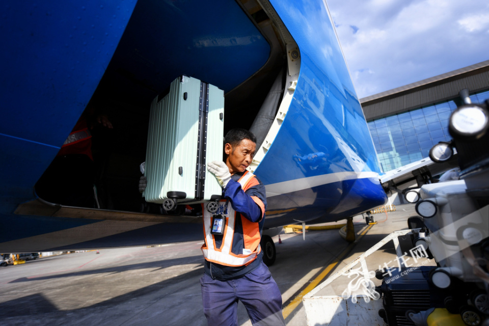 不惧"烤"验守一线 | 重庆机场人"暑"中有速