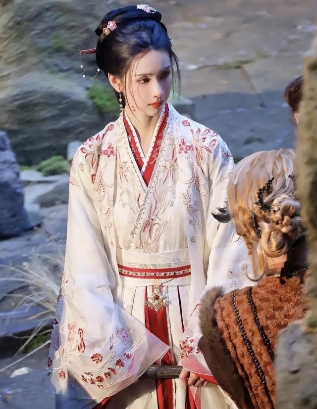 陈都灵《大梦归离》20套造型绝美,进可美艳女妖,退可清纯白花_腾讯