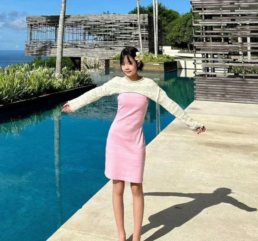 星二代近照比美杨幂大s女儿酷似妈妈钟丽缇女儿浓妆太早熟