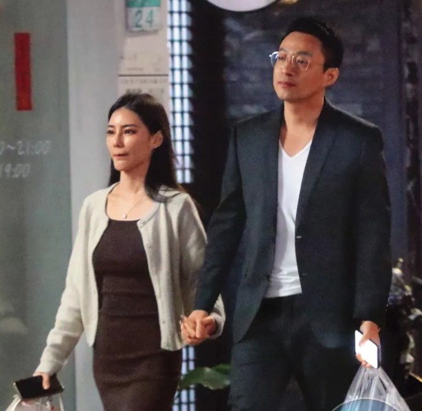 有网友表示,前脚刚在大s住所闹腾完,这边又立马跟新女友求婚了,汪小菲