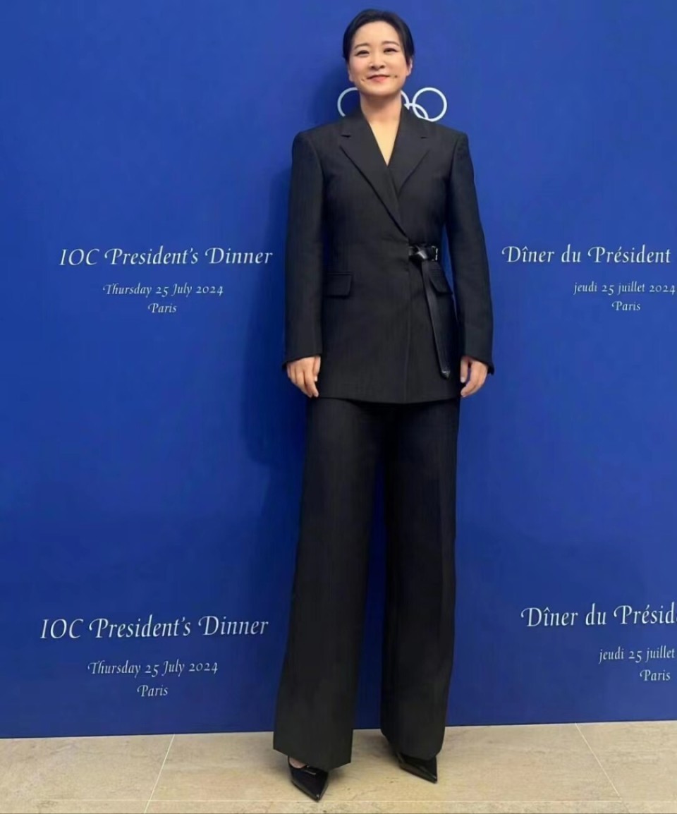 42岁贾玲奥运会红毯:穿紧身裙展现极致腰臀比,脸上褶子十分真实