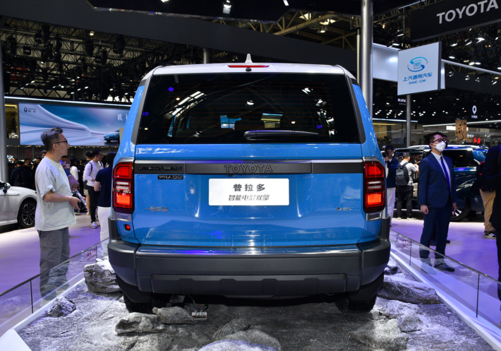 全新丰田普拉多总长度4925mm,宽度1940mm,轴距做到了2850mm,这个轴距