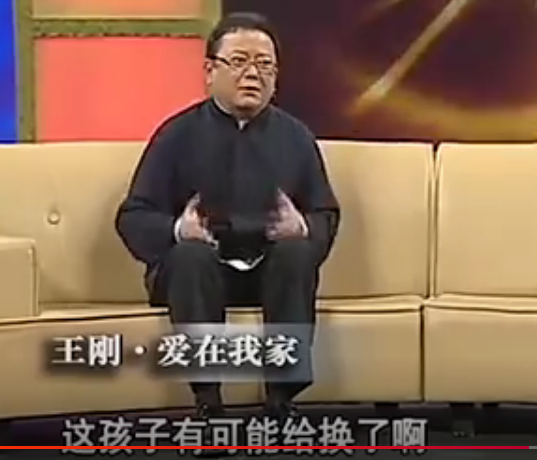 75岁王刚携儿子看球赛，父子穿亲子装，王一丁体型壮实颜值神似爸_腾讯新闻