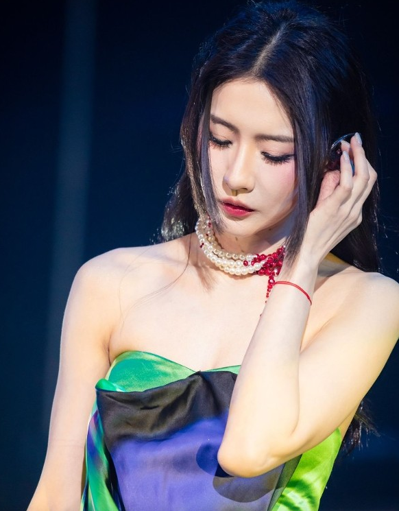 菊梓乔演唱会出意外,耳膜被震伤引发高烧,紧急返港就医_腾讯新闻