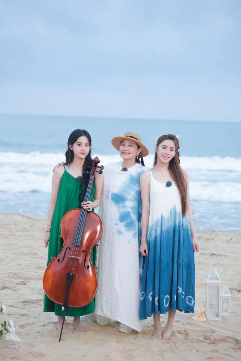 她多年来的美人鱼心愿;欧阳娜娜为傅娟演奏一场专属于她的海边音乐会