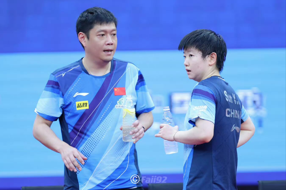 孙颖莎三个字评价邱贻可国乒师徒坐高铁去太原旅途中逗乐打趣