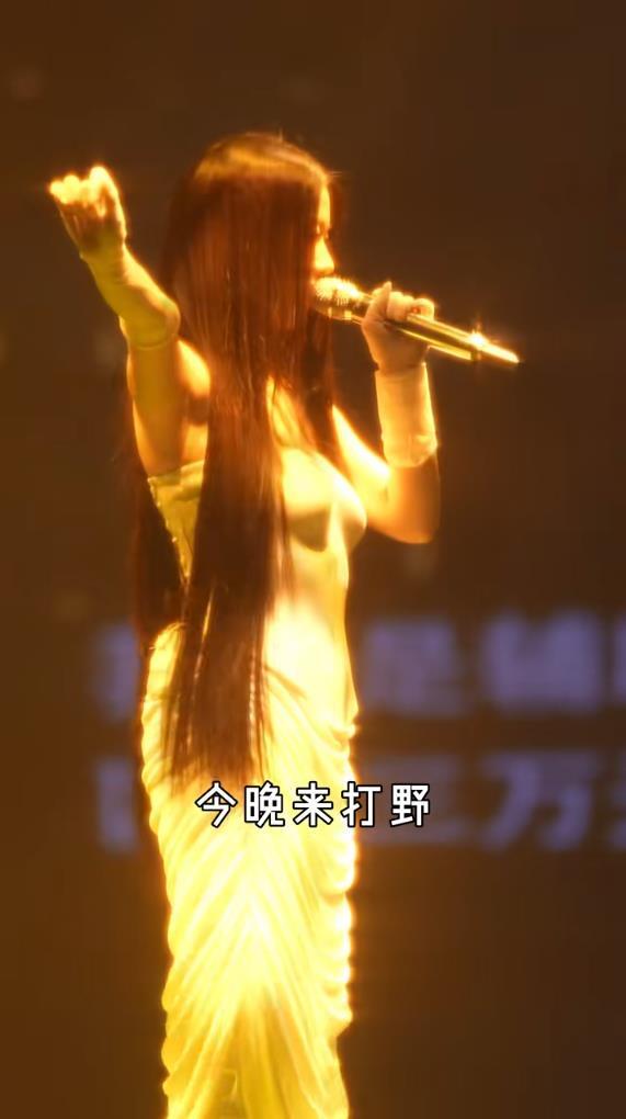 單依純與李榮浩版權風波後開唱，哽咽發言謝謝你們相信我，陳奕迅楊千嬅到場支持 - 