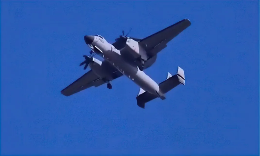 空警600涂上海军灰歼35双机飞过天空中国航母舰载机全了