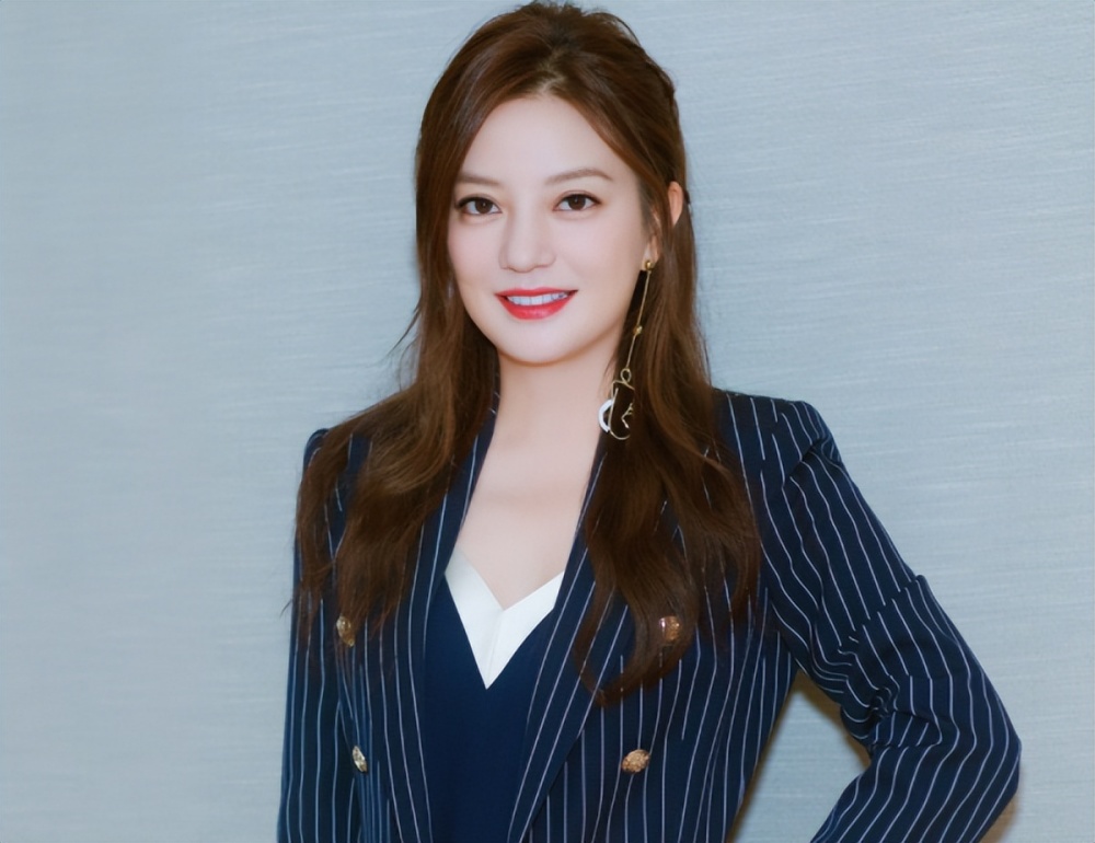 消失1207天的赵薇现身了,佩戴佛珠满脸虔诚,手持身份证没有移民_腾讯