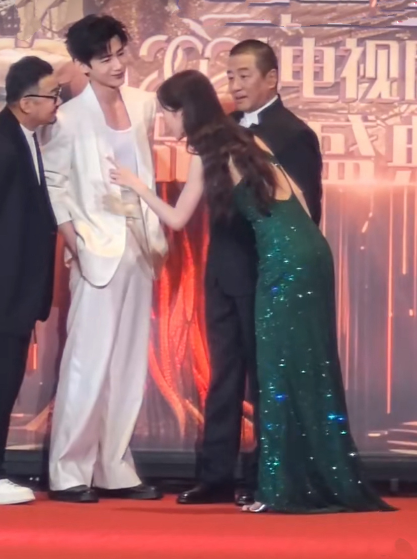 金晨白敬亭红毯热聊,男方穿白西装神似黄晓明,女方笑到花枝乱颤
