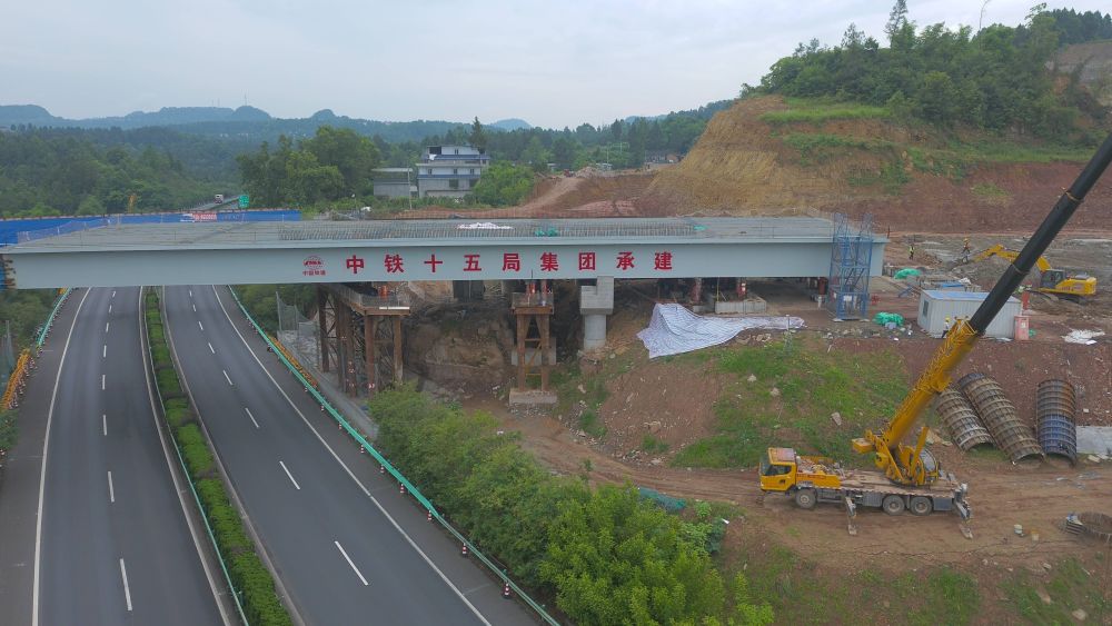 苍巴高速檬子河大桥左幅钢箱梁跨巴南高速顶推顺利完成