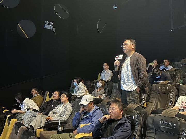 后怎么度过一天两天三天的描写,原著中只有几句话,但导演在采访中说过