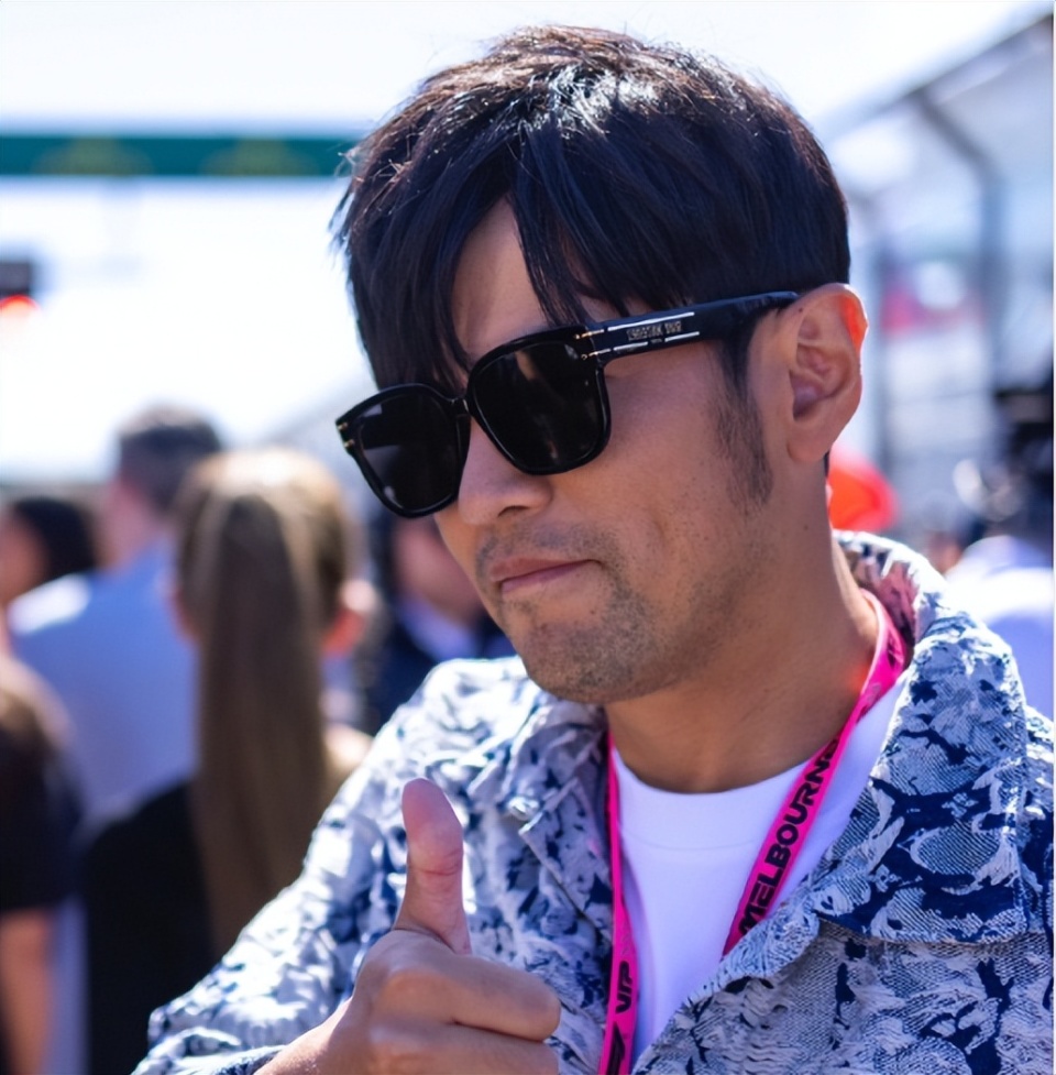 周杰伦连发三次"勿扰模式"拒绝表态,是傲慢还是情有可原?