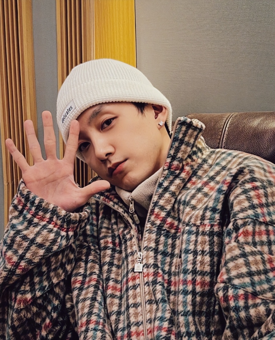 范世琦张艺凡被爆恋情,两人相差8岁,越澄清越像是在官宣!