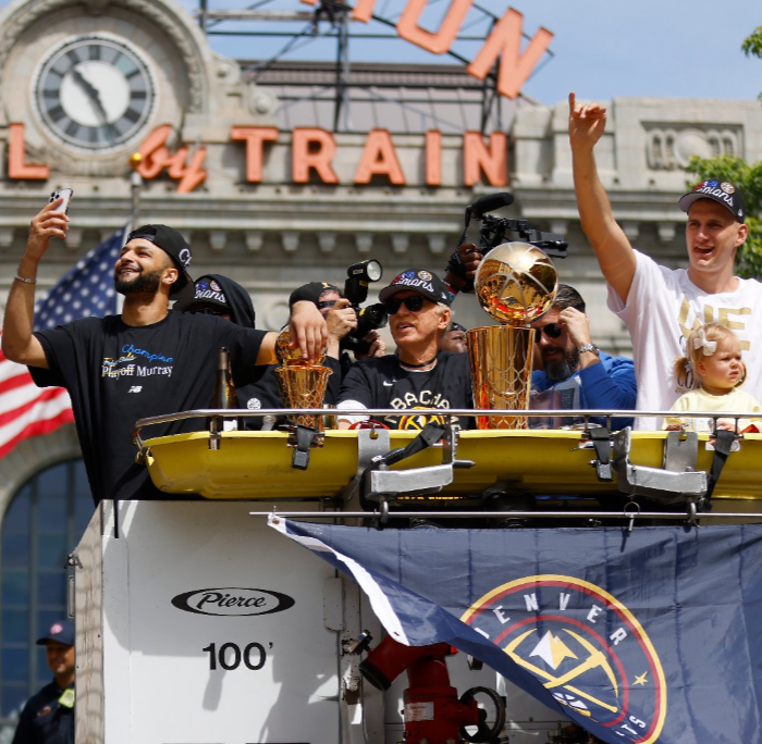 掘金夺冠游行现场画面:约基奇家人遭误伤 马龙抹眼泪 众将赤膊狂欢_腾
