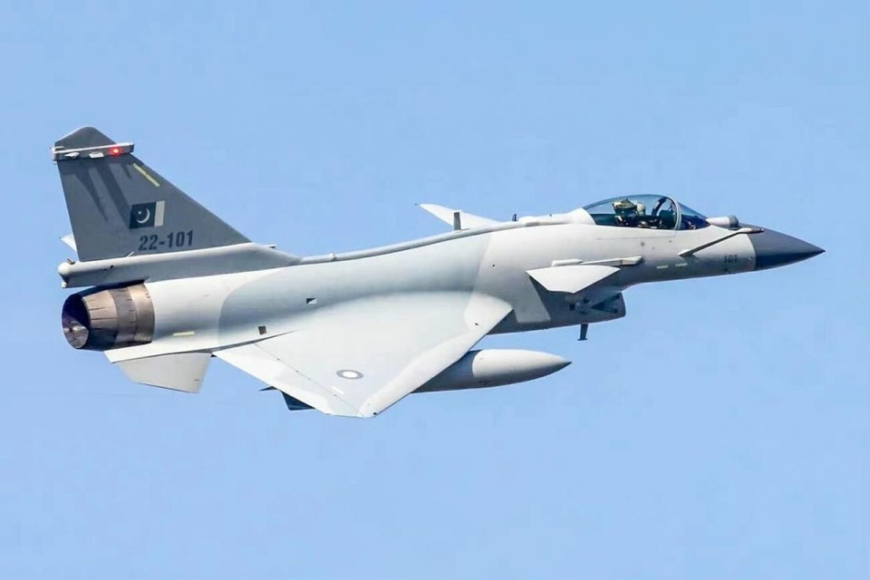 将歼-10ce战斗机与"阵风"战斗机进行比较有些不公平,主要是因为后者是