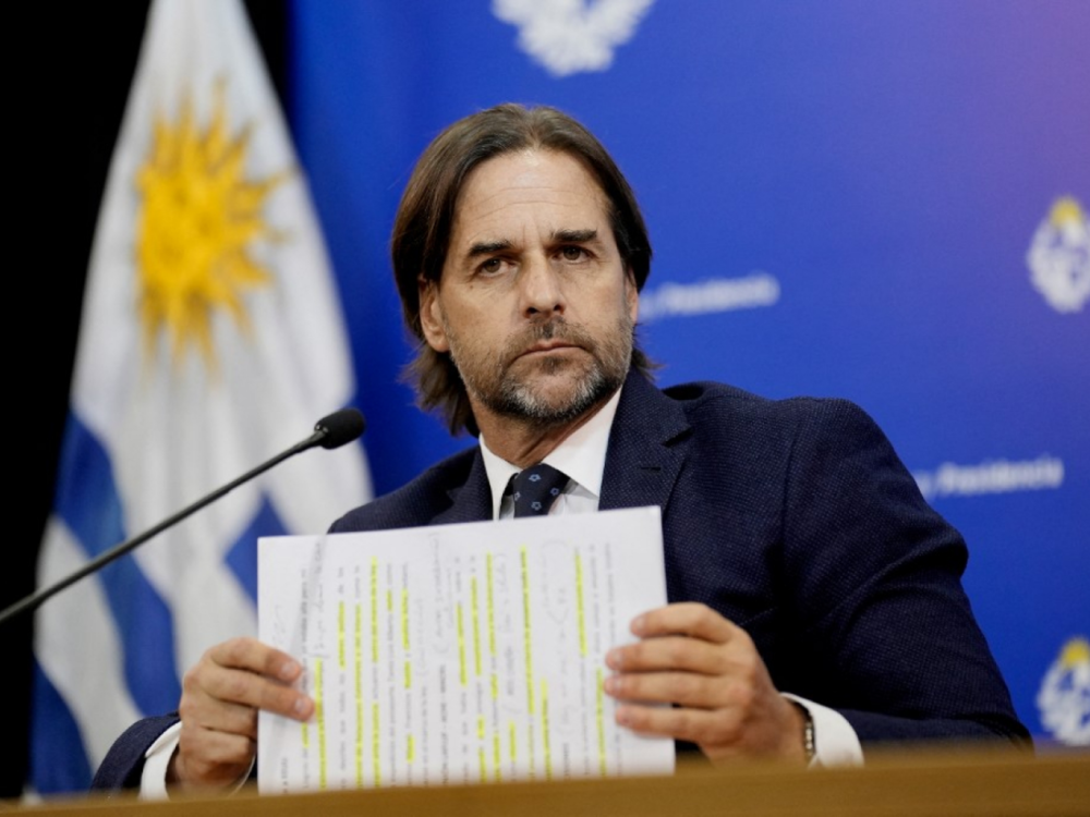 乌拉圭总统抵京中方高规格接待现场铺设红毯还有三军仪仗队