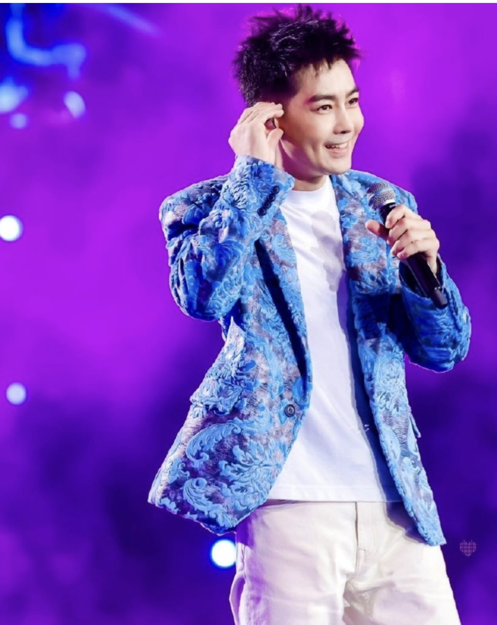 49岁林志颖,56周慧敏同框:我感慨,气质面前,年龄真不是问题