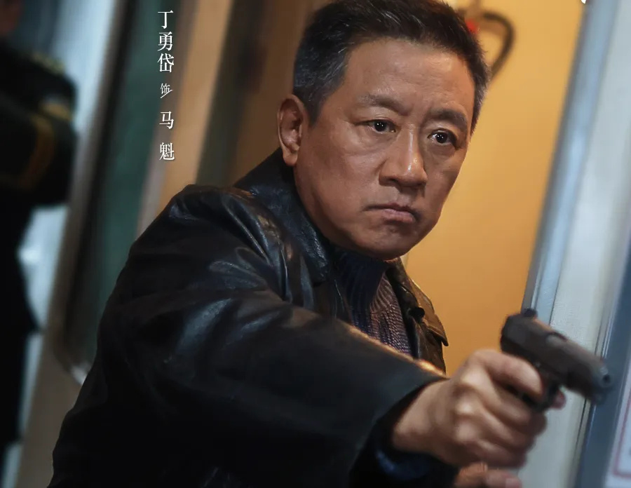 时的"白宝山",后来《琅琊榜》的梁帝,大热的《人世间》他是父亲周志刚