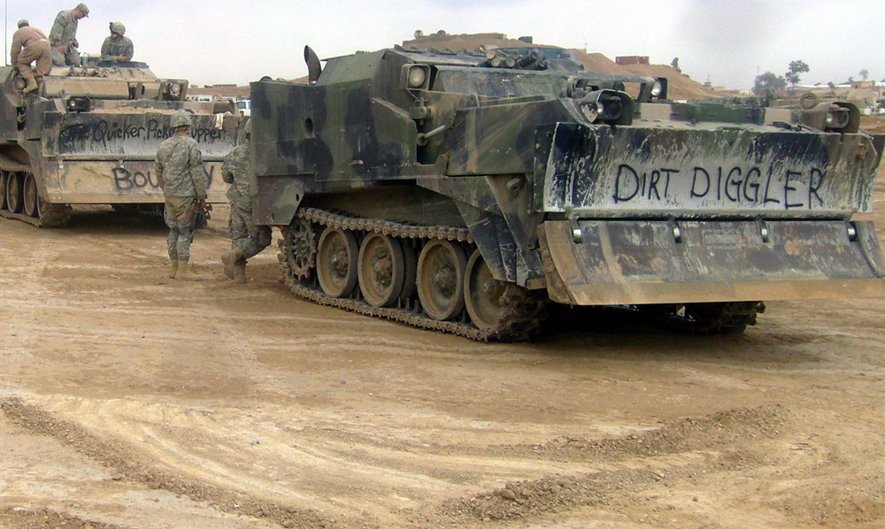 美军工兵连的主力装备之m9装甲推土机