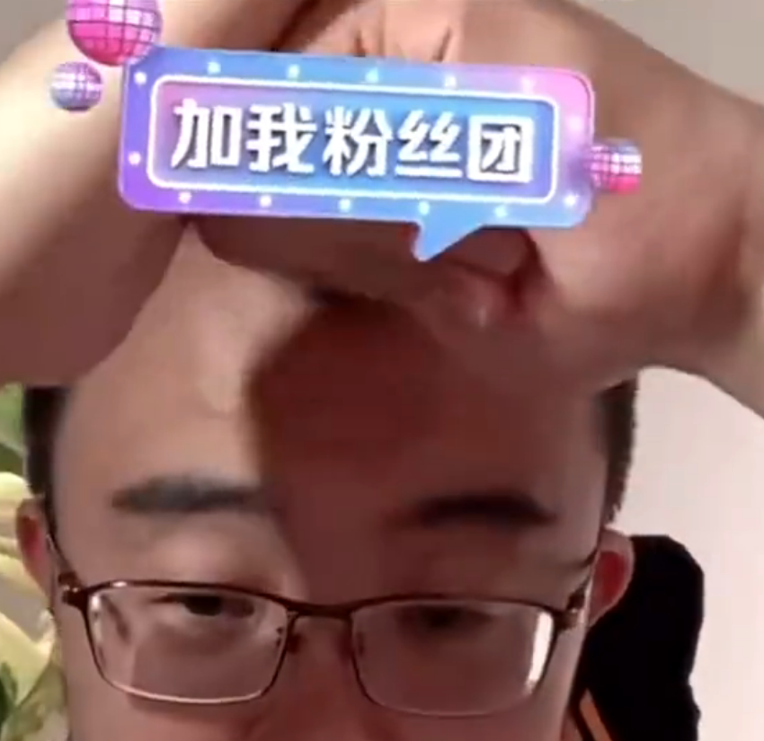 韩德君休赛季玩嗨了!晚上直播与杨鸣继伟互动,白天带娃遛弯享受